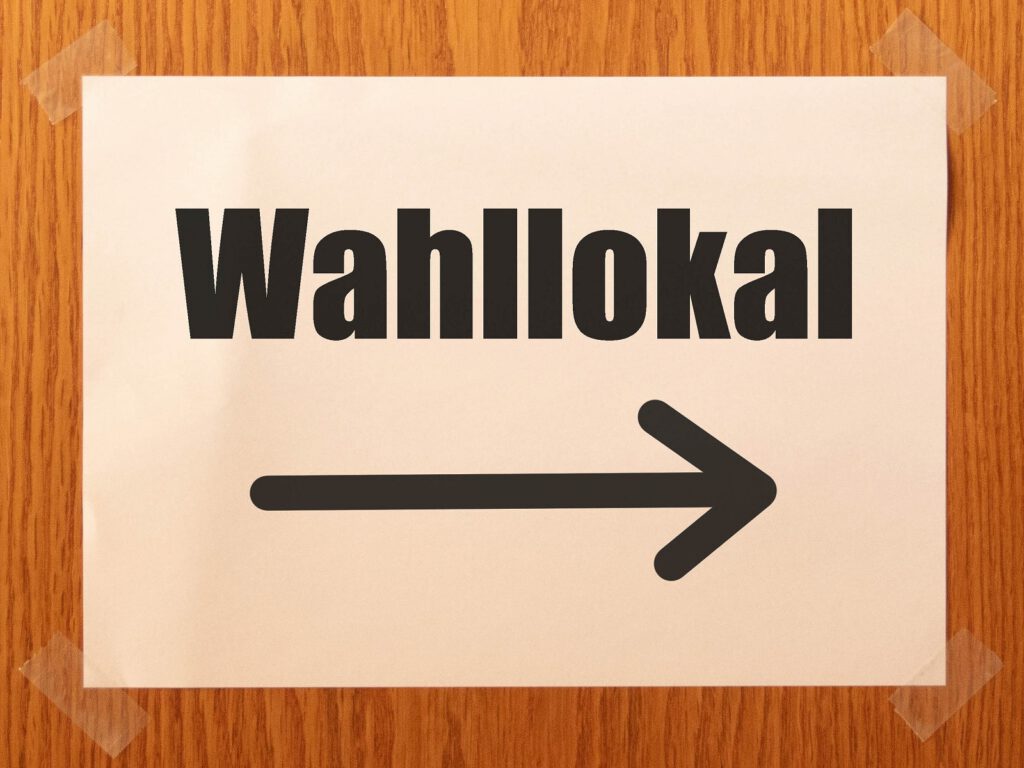 Schild "Wahllokal rechts entlang"