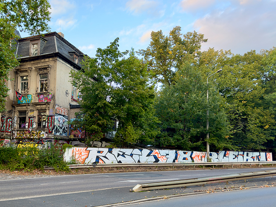 Blick von der Straße auf die Reil78 und den Schriftzug "Reil78 bleibt!"