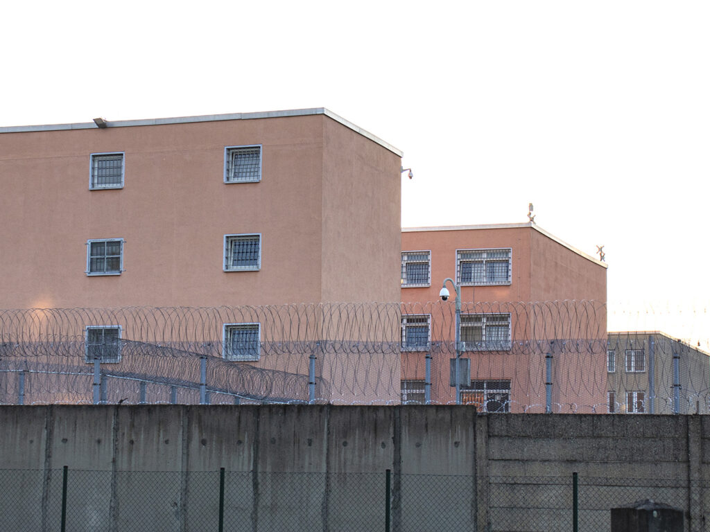 Blick über die Gefängnismauer auf die JVA in der Frohen Zukunft