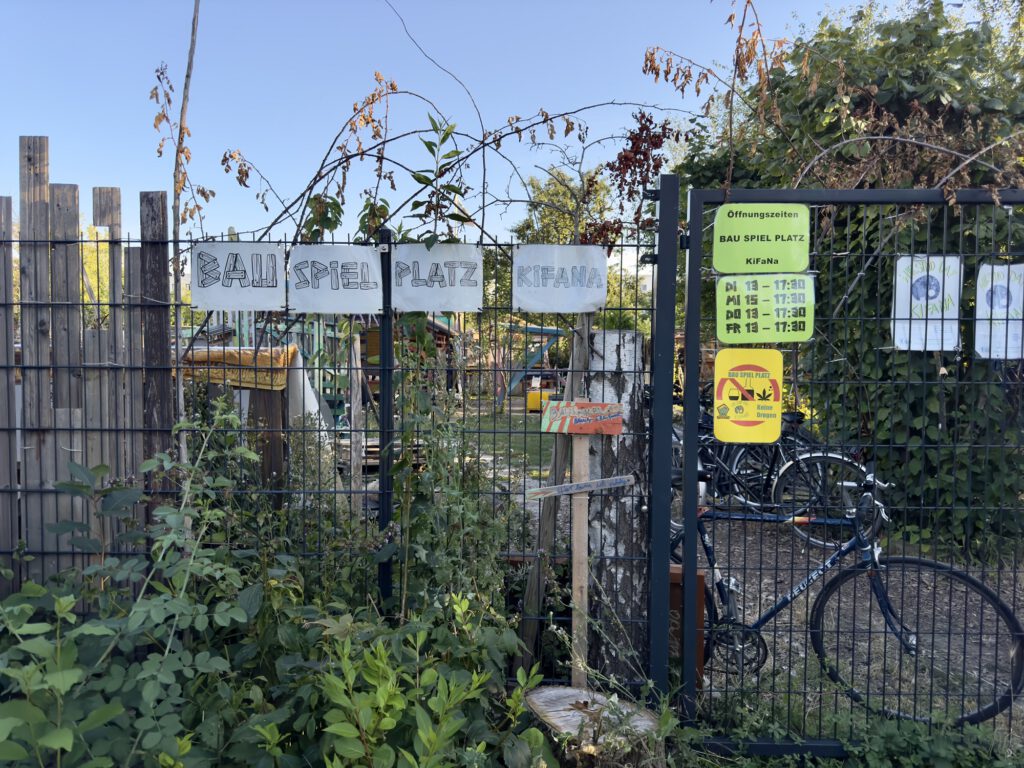 Eingangstor des Bauspielplatz KiFaNa